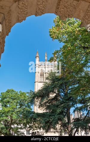 OXFORD CITY ENGLAND BOTANIC GARDENS MAGDALEN TOWER SEEN THROUGH THE EXIT GATE Stock Photo