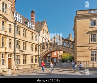 OXFORD CITY ENGLAND PEOPLE IN NEW COLLEGE LANE WITH HERTFORD BRIDGE OFTEN CALLED THE BRIDGE OF SIGHS Stock Photo