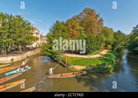 OXFORD CITY ENGLAND PUNTS AND PUNTING ON THE RIVER CHERWELL UNDER THE CHERWELL BRIDGE Stock Photo