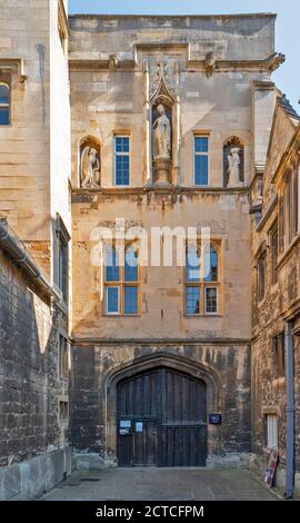 OXFORD CITY ENGLAND STATUES AND A MEDIEVAL GATEWAY INTO NEW COLLEGE Stock Photo