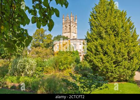 OXFORD CITY ENGLAND THE BOTANIC GARDENS MAGDALEN TOWER WITH LATE SUMMER PLANTS AND TREES Stock Photo