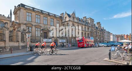 OXFORD CITY ENGLAND THREE CYCLISTS IN FRONT OF THE HISTORY OF SCIENCE MUSEUM BROAD STREET Stock Photo