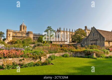 OXFORD CITY ENGLAND WAR MEMORIAL GARDEN LAWN AND FLOWERS IN FRONT OF CHRIST CHURCH COLLEGE Stock Photo