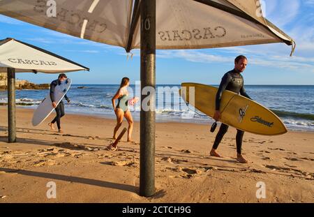 Lisbon, Lissabon, Portugal, 16rd August 2020.  Tourists, local people, surfer, waverider visit the beach Praia do Tamariz , Praia Conceicao, Praia Rainha, Praia Poca  in Cascais and Estoril. © Peter Schatz / Alamy Stock Photos Stock Photo