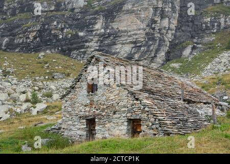 Traditional farmhouse built from boulders found on site, Schwarzi Balma, Wallis, Switzerland Stock Photo