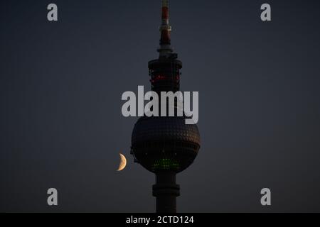 Berlin, Germany. 22nd Sep, 2020. The moon is approaching the television tower. It is in the phase of the increasing crescent. About 35% of it is visible. Credit: Annette Riedl/dpa/Alamy Live News