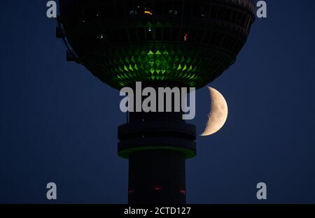 Berlin, Germany. 22nd Sep, 2020. The moon comes out from behind the television tower. It is in the phase of the increasing crescent. About 35% of it is visible. Credit: Annette Riedl/dpa/Alamy Live News