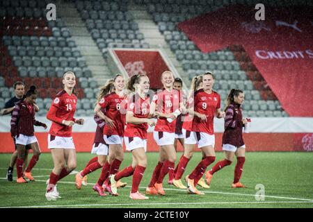 Thun, Stockhorn Arena, EM Quali women's football, Switzerland. 22nd Sep, 2020. Belgium after the game. From left: Riola Xhemaili (Switzerland), Geraldine Reuteler (Switzerland), Lia Walti (Switzerland), Malin Gut (Switzerland), Ana-Maria Crnogorcevic (Switzerland). Credit: SPP Sport Press Photo. /Alamy Live News Stock Photo