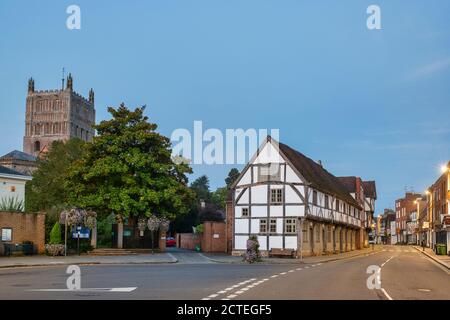 Timber framed building and Tewkesbury Abbey at dawn in september. Tewkesbury, Gloucestershire, England Stock Photo