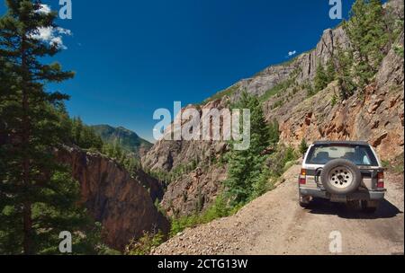 4WD vehicle on Alpine Loop in Uncompahgre Gorge, San Juan Mountains, near Ouray, Colorado, USA Stock Photo