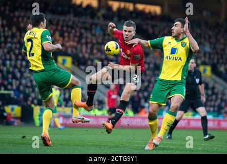 TOM CLEVERLEY FINDS HIMSELF CROWDED OUT IN THE NORWICH BOX  NORWICH CITY v MANCHESTER UTD PREMIER LEAGUE - CARROW ROAD  Picture : © Mark Pain / ALAMY Stock Photo