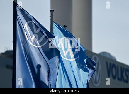 Zwickau, Germany. 18th Sep, 2020. Volkswagen flags fly on the factory premises in Zwickau. VW produces the first purely electric SUV at the Zwickau plant. The ID.3 is already rolling off the production line here. Of the 1.5 million electric vehicles of the brand planned annually until 2025, about 500,000 units are expected for the ID.4. Credit: Hendrik Schmidt/dpa-Zentralbild/ZB/dpa/Alamy Live News Stock Photo