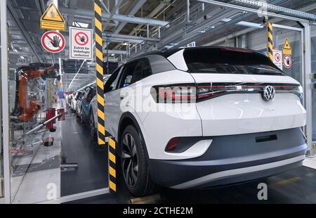 Zwickau, Germany. 18th Sep, 2020. A VW ID.4 runs over the line in the factory. Volkswagen produces the first pure electric SUV at the Zwickau plant. The ID.3 is already rolling off the production line here. Of the 1.5 million electric vehicles of the brand planned annually until 2025, about 500,000 units are expected for the ID.4. Credit: Hendrik Schmidt/dpa-Zentralbild/ZB/dpa/Alamy Live News Stock Photo