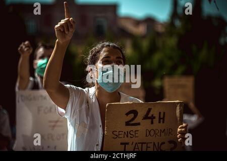 Barcelona, Spain. 23rd Sep, 2020. Young resident doctors shout slogans in front of the Catalan Parliament as they protest over precarious conditions during their postgraduate training specializing in the health care system due to low wages, high number of working hours and lack of monitoring. Credit: Matthias Oesterle/Alamy Live News Stock Photo
