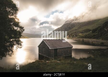 Llyn Ogwen boathouse situated in the mountains of Snowdonia, North Wales. Without doubt one of the most beautiful locations found in the Ogwen Valley Stock Photo