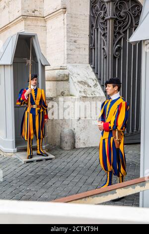 Vatican City State, Europe.  Pontifical Swiss guards outside of St. Peter's Basilica, unit maintained by the Holy See that protects the Pope and the A Stock Photo