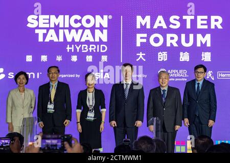 Taipei, Taiwan. 23rd Sep, 2020. Wang Mei-hua (CL), Taiwan's Minister of Economic Affairs, Mark Lui, executive chairman at TSMC (Taiwan Semiconductor Manufacturing Company) (CR) pose for a photo at the SEMICON 2020.SEMICON Taiwan is the only professional semiconductor exhibition in Taiwan and the second-largest in the world, according to event organizer Semi Taiwan. Credit: SOPA Images Limited/Alamy Live News Stock Photo