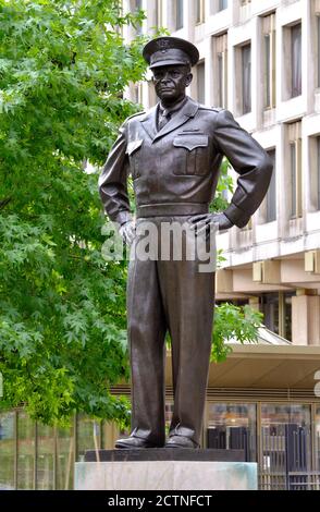 London, England, UK. Statue: President Dwight D Eisenhower (1890-1969) in Grosvenor Square by the former US Embassy Stock Photo