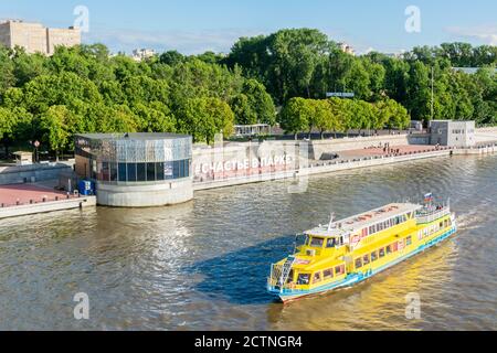 Moscow, Russia – July 3, 2017. View of Pushkinskaya Embankment along the Moskva River at Gorky Park in Moscow. View with a cruising boat in summer. Stock Photo