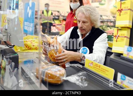 Rastatt, Germany. 24th Sep, 2020. The entertainer Thomas Gottschalk sits as a volunteer cashier at the cash desk of a Netto Marken-Discount branch and calculates the purchases of customers. He has slipped into the role of cashier for the donation movement 'Deutschland runden auf'. Deposit donations and small cent amounts are intended to support socially disadvantaged children. Credit: Uli Deck/dpa/Alamy Live News Stock Photo