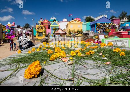 tumbas de colores, celebracion del dia de muertos en el Cementerio General, Santo Tomás Chichicastenango, República de Guatemala, América Central Stock Photo