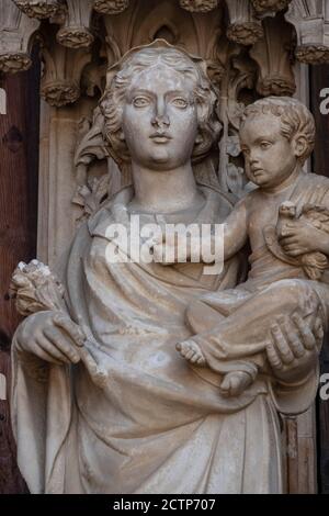 virgen y el niño, Portal del Mirador, Catedral de Mallorca,  La Seu,l siglo XIII. gótico levantino, palma, Mallorca, balearic islands, Spain Stock Photo