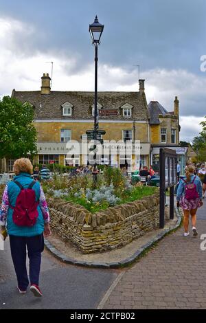 A pretty corner of the charming village of Bourton-on-the-Water in the heart of the Cotswolds.A popular tourist destination all year round. Stock Photo