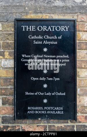 OXFORD CITY ENGLAND ST.ALOYSIUS CATHOLIC CHURCH IN ST. GILES PLAQUE WITH ORATORY DETAILS NEWMAN HOPKINS AND TOLKIEN Stock Photo