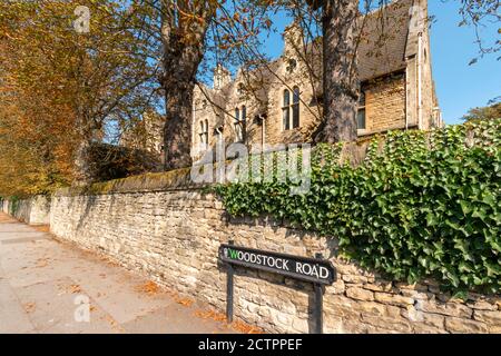 OXFORD CITY ENGLAND THE WOODSTOCK ROAD ST. ANNES COLLEGE SURROUNDED BY TREES IN AUTUMN Stock Photo