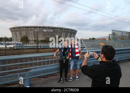 Budapest, Ungarn. 24th Sep, 2020. firo: 24.09.2020 Fuvuball, Football UEFA Super Cup 2020 FCB FC Bayern Mvºnchen Muenchen - Sevilla FC fans in front of the stadium despite Corona covid 19 pandemic warning Quarantv§ne traveled Bayern fans Puskv ° s Arv © na (Budapest/Hungary) Puskv ° a Arena football fans from Bavaria have to travel to the Supercup final of FC Bayern in Budapest after the return to the corona test or in quarantine | usage worldwide Credit: dpa/Alamy Live News Stock Photo