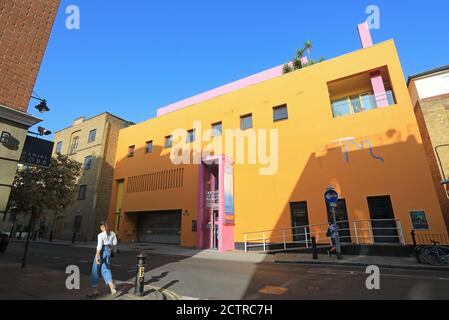 The Fashion & Textile Museum which showcases contemporary fashion and textile designs, in Bermondsey, Southwark, UK Stock Photo