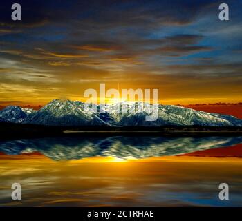 Jackson Lake: Sunset over the Majestic Peaks of the Teton Range, Grand Teton National Park in the U.S. state of Wyoming Stock Photo