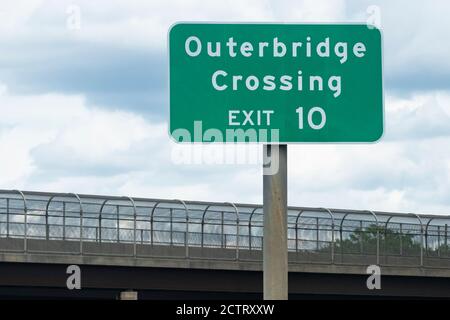 Directional street sign: 'Outerbridge Crossing EXIT 10' directing traffic to bridge from New Jersey Turnpike to New York Stock Photo