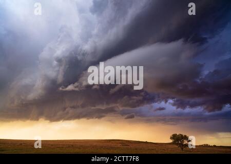 Turbulent sky with dark storm clouds rolling in ahead of an approaching thunderstorm near Strong City, Oklahoma Stock Photo