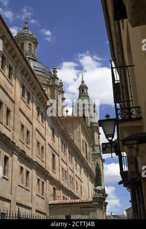 Salamanca España Hiszpania Spain, Spanien, A fragment of the old town - magnificent tenement houses, buildings and churches. Ein Fragment der Altstadt Stock Photo