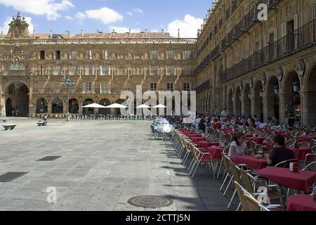 Salamanca España Hiszpania, Spain, Spanien, Restaurant tables set in the shade on the Plaza Mayor; Restauranttische stehen im Schatten der Plaza Mayor Stock Photo