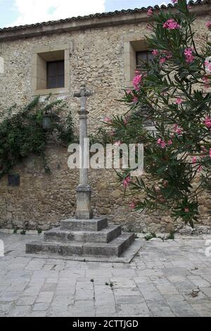 Pastrana, España, Hiszpania, Spain, Spanien; A stone cross in a small courtyard near the parish church. Una cruz de piedra en el patio de la Colegiata Stock Photo
