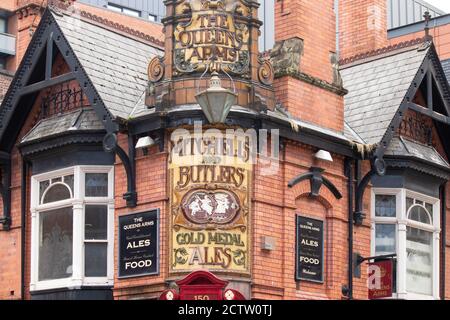 The ornate signage on the corner of the Queens Arms public House in Newhall Street Birmingham. The pub was once owned by Mitchells and Butlers a major brewer in the Midlands. Stock Photo