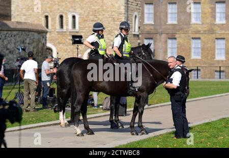 London, England, UK. Mounted police officers and TV crews on College Green / Abingdone Street Gardens, opposite the Houses of Parliament Stock Photo