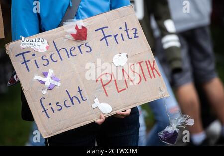 25 September 2020, Baden-Wuerttemberg, Stuttgart: ''Fisherman Fritz fishes plastic'' is written on the poster of a participant in the global climate strike of the climate protection movement Fridays for Future. The climate movement Fridays for Future has called for a worldwide day of action after months of protests mainly on the internet. Photo: Christoph Schmidt/dpa Stock Photo
