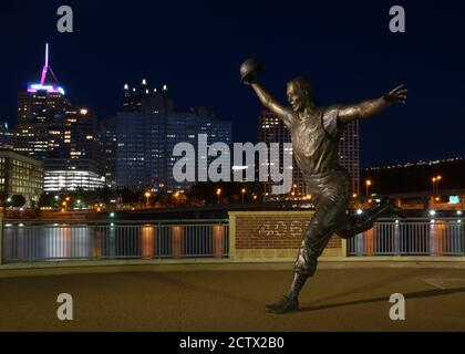 Hake's - “THE 1960 PITTSBURGH PIRATES AT FORBES FIELD” PREMIUM PHOTO.