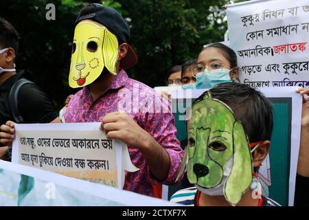 Dhaka, Bangladesh. 25th Sep, 2020. Bangladeshi animal lovers gathered to protest against the Dhaka South City Corporation's (DSCC) move to relocate the stray dogs of Dhaka streets to other districts, in Dhaka, Bangladesh, September 25, 2020. Credit: Suvra Kanti Das/ZUMA Wire/Alamy Live News Stock Photo