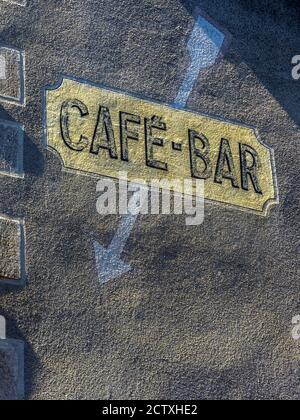 Painted "Cafe - Bar" sign on wall of business - La Souterraine, Creuse (23), France. Stock Photo