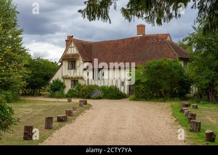 A beautiful half timber and plaster wall house in Flatford, near John Constables Flatford Mill, beside the River Sour, East Bergholt, Suffolk, UK. Stock Photo