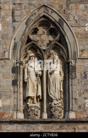 Statue of King Albert I of Belgium (1875-1934) and Queen Elisabeth of Belgium (1876-1965) on the facade of the cloth hall in Ypres, Belgium