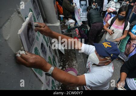 Mexico City, Mexico. 25th Sep, 2020. MEXICO CITY, MEXICO - SEPTEMBER 25: A person makes a mural to commemorate the 6th anniversary of the 43 students of normal school who disappeared on September 26, 2014. Relatives of the 43 students of Ayotzinapa during a demonstration outside of at General Prosecutor of the Republic to demand justice for the 43 students of the 'Raul Isidro Burgos' Rural Normal School of Ayotzinapanon September 25, 2020 in Mexico City, Mexico. Credit: Carlos Tischler/Eyepix Group/The Photo Access Credit: The Photo Access/Alamy Live News Stock Photo