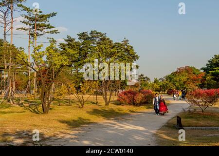 Seoul, South Korea - October 19th 2017: A couple in traditional Korean hanbok dress at Gyeongbokgung Palace, Seoul, South Korea Stock Photo