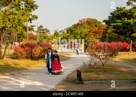 Seoul, South Korea - October 19th 2017: A couple in traditional Korean hanbok dress at Gyeongbokgung Palace, Seoul, South Korea Stock Photo