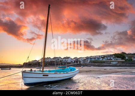 Appledore, North Devon, England. Saturday 26th September 2020. UK Weather. After a chilly night with a strong breeze, at dawn the clouds slowly clear as the sun rises over the Torridge estuary at the small North Devon coastal vilage of Appledore. Credit: Terry Mathews/Alamy Live News Stock Photo