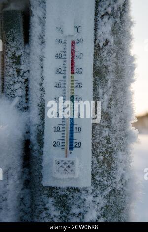 https://l450v.alamy.com/450v/2cw06k8/frosty-outdoor-thermometer-in-wintertime-21-2cw06k8.jpg